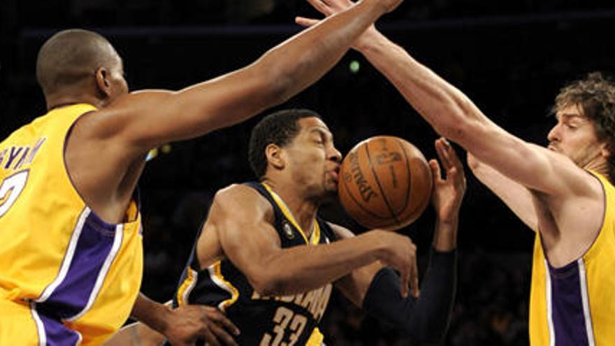 Danny Granger pierde el control de la bola ante la defensa de Andrew Bynum y Pau Gasol