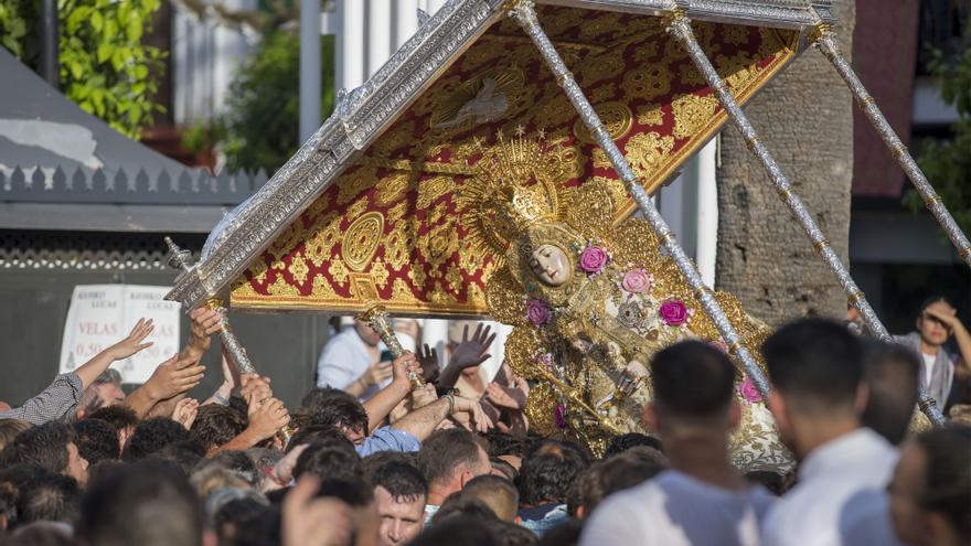 La Virgen del Rocío procesiona por las calles de Almonte