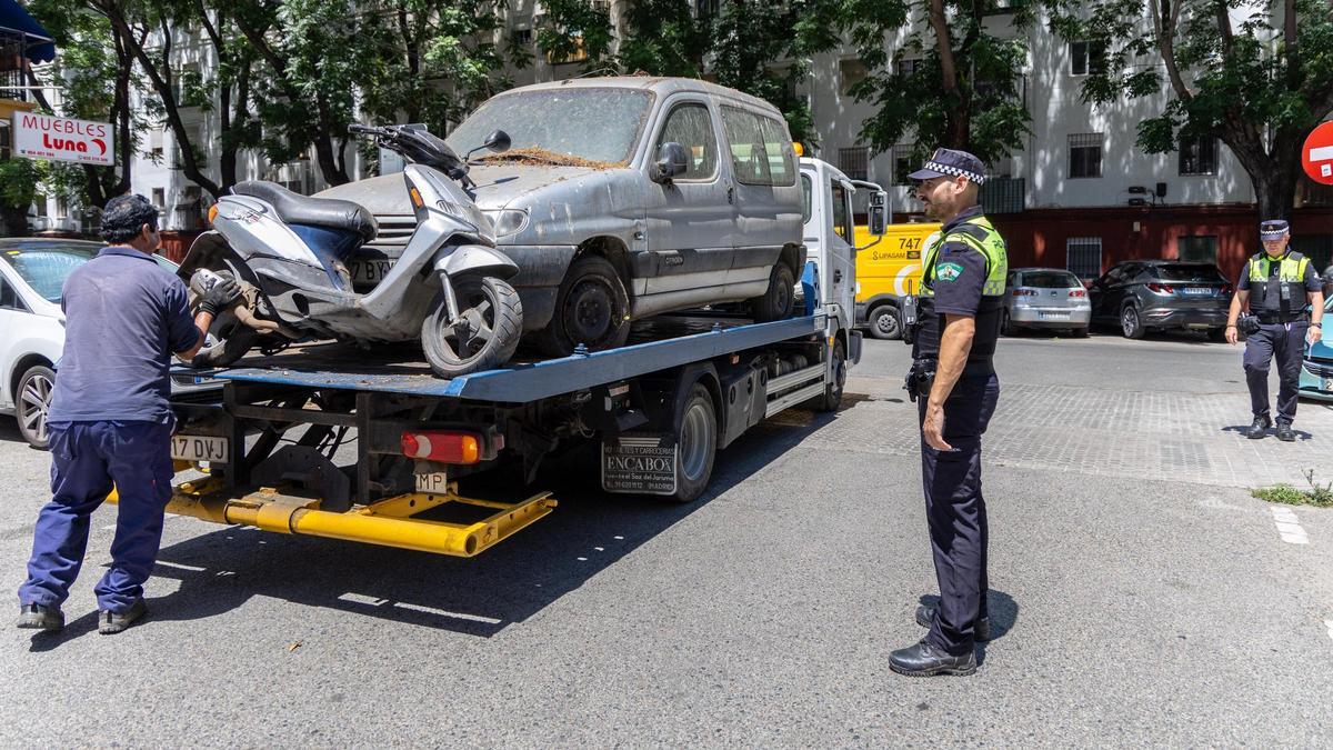 El Ayuntamiento de Sevilla retira un vehículo abandonado