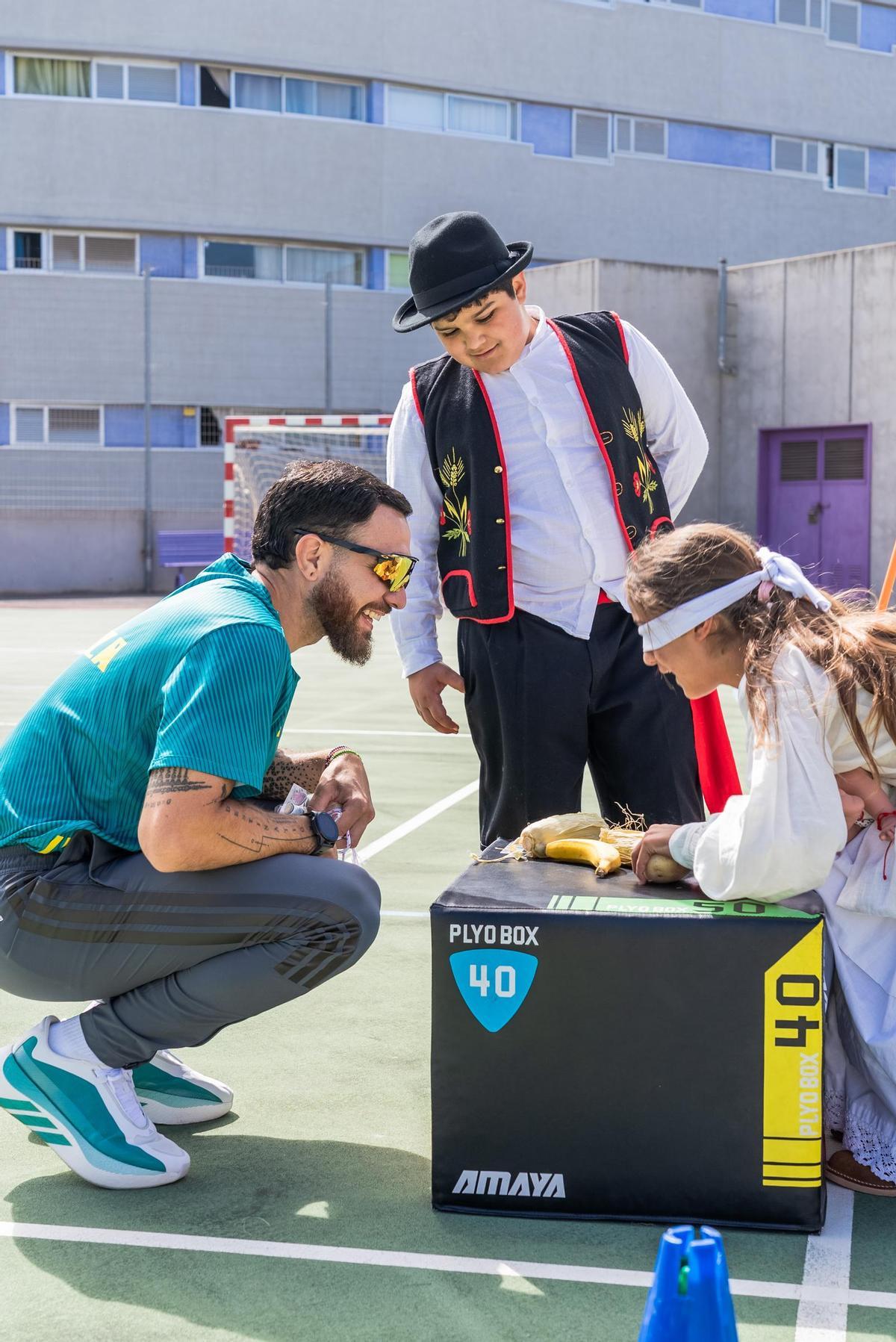 El lagunero, durante el encuentro con los niños de Pequeño Valiente.