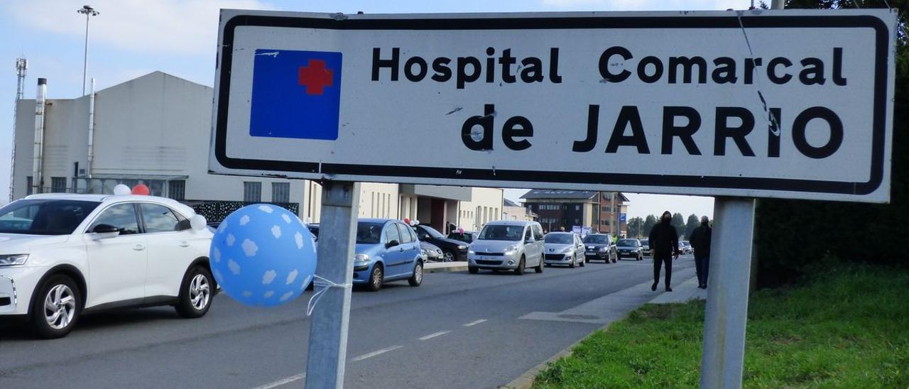 Vehículos, llegando al hospital de Jarrio. | DEMELSA ÁLVAREZ