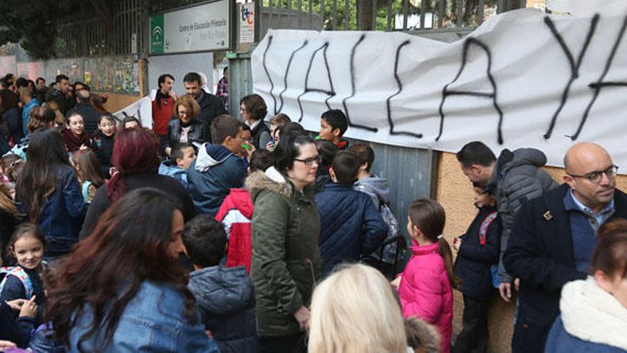 La concentración de protesta de los padres con sus hijos, ayer.