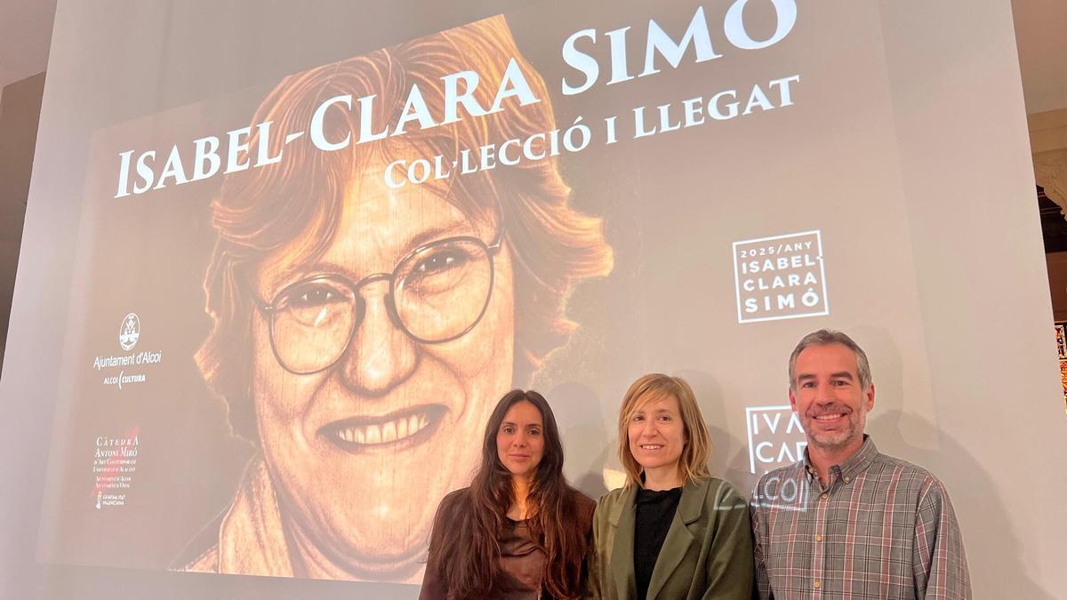 De izquierda a derecha, la comisaria pictórica de la exposición, la edil de Cultura y el comisario de la parte literaria