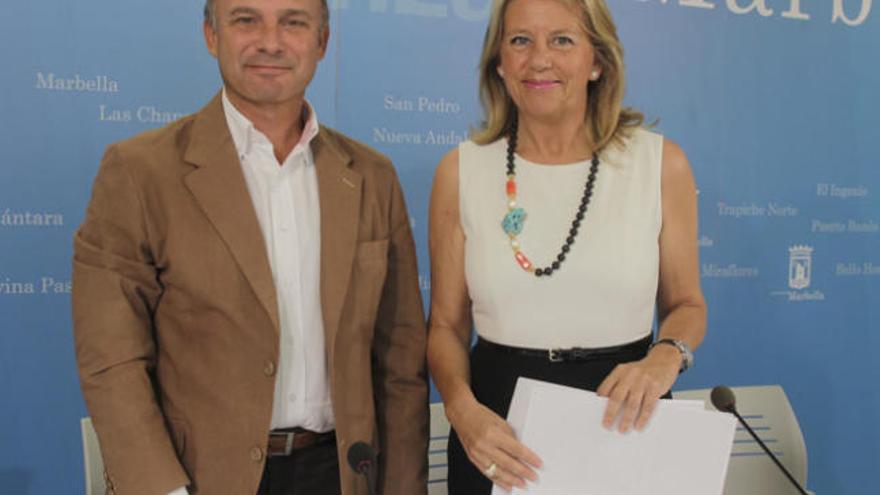 Carlos Rubio y Ángeles Muñoz, ayer en el Ayuntamiento de Marbella.