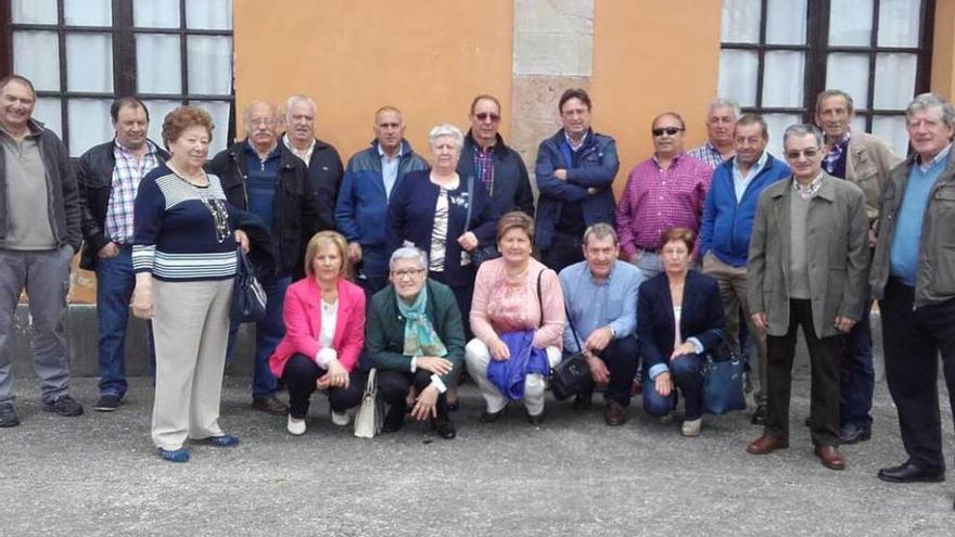 El grupo, frente a su antigua escuela, en San Esteban de Leces.