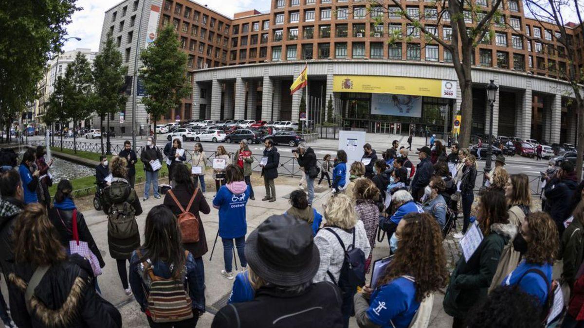 Concentración a las puertas del Ministerio de Sanidad.