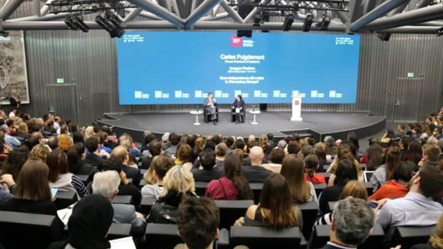 Carles Puigdemont, durant el debat celebrat a la «Maison de la Paix» de Ginebra.