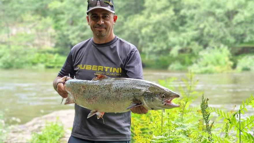 Salva Ortega pesca del &quot;Campanu&quot; del río Ulla