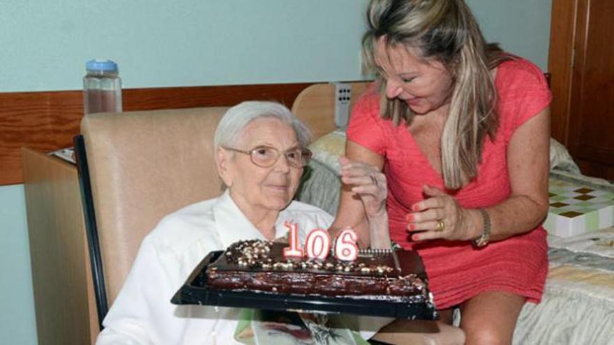 Aurelia Szilagyi, ayer en el Hogar de Ancianos Nuestra Señora del Pino, junto a su sobrina Adriana. | yaiza socorro