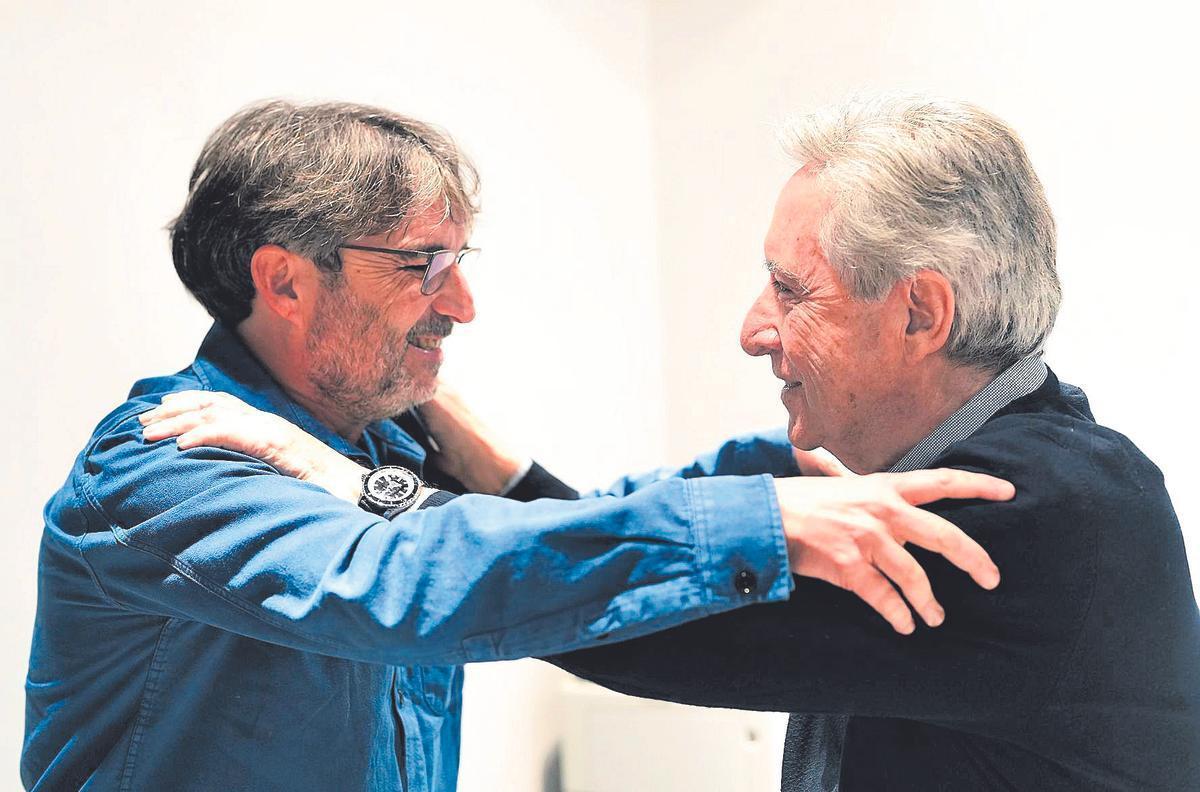 Jordi Évole e Iñaki Gabilondo se saludan en las jornadas sobre periodismo y literatura de Hotel Florida de Madrid.