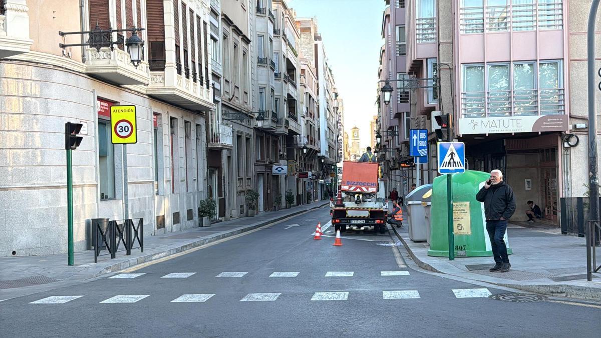 La retirada de cables en el centro histórico de Elche está dejando despejadas las zonas aéreas entre fachadas