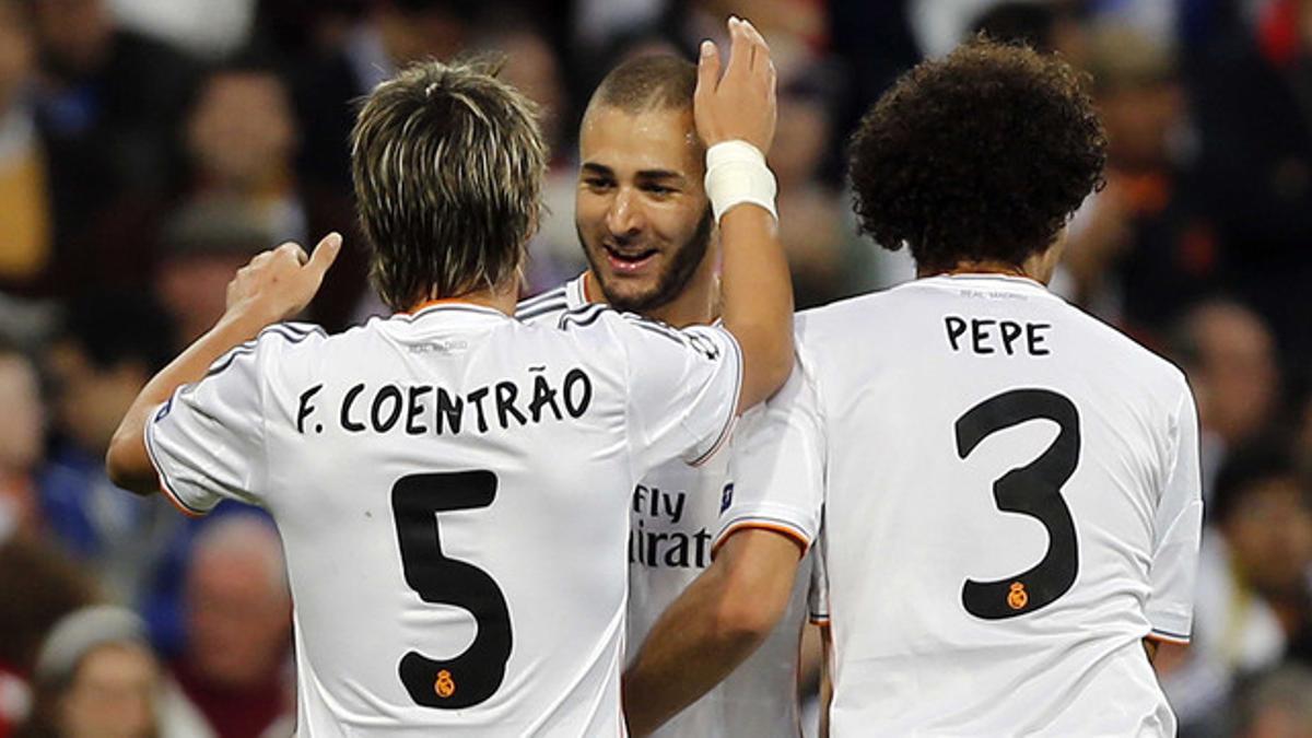 Coentrao y Pepe felicitan a Benzema tras su gol