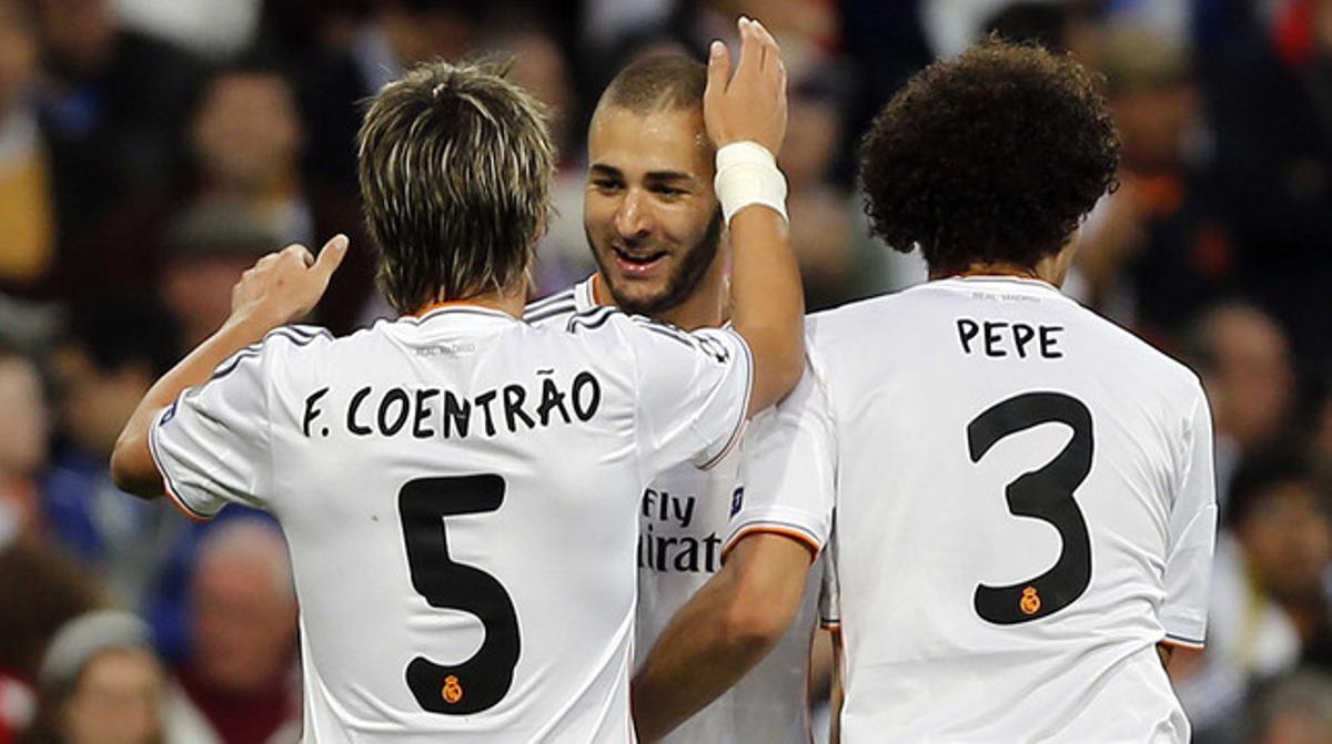 Coentrao i Pepe feliciten Benzema després del seu gol