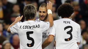 Coentrao y Pepe felicitan a Benzema tras su gol.