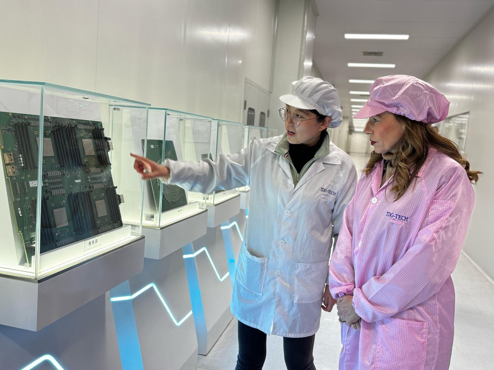 En imágenes | Visita de la alcaldesa de Zaragoza, Natalia Chueca, a la sede de TDG Ibernavitas en China