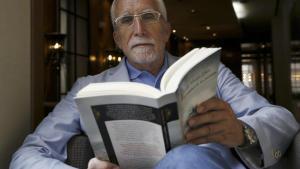 Luis Mateo Díez, Premio Cervantes 2023, en una foto de 2014 con uno de sus libros.