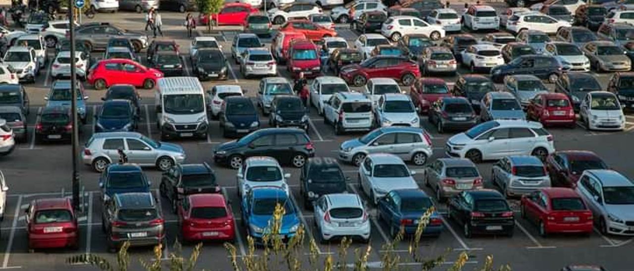 El parking frente al Gregori Maians, con la hilera de coches formada en carril central