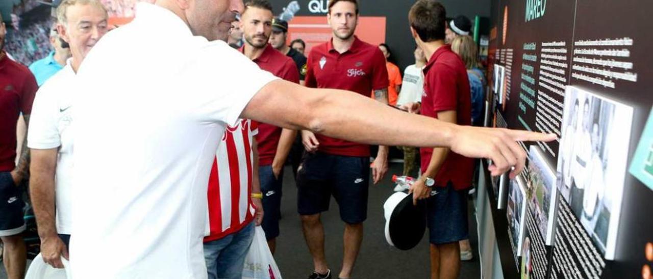 Abelardo y varios miembros de la plantilla del Sporting, en su visita al pabellón ferial del Ayuntamiento de Gijón.