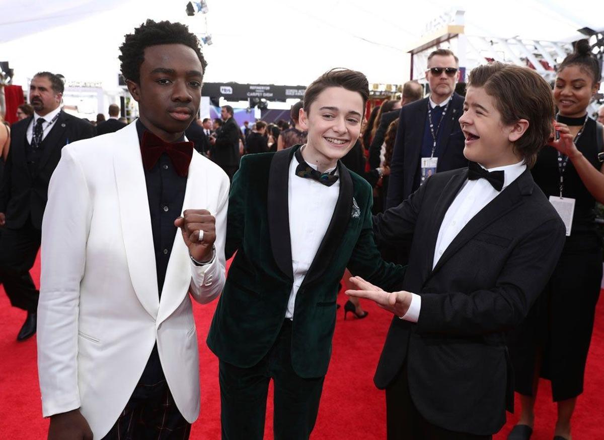 Caleb, Noah y Gaten en la alfombra roja de los SAG Awards