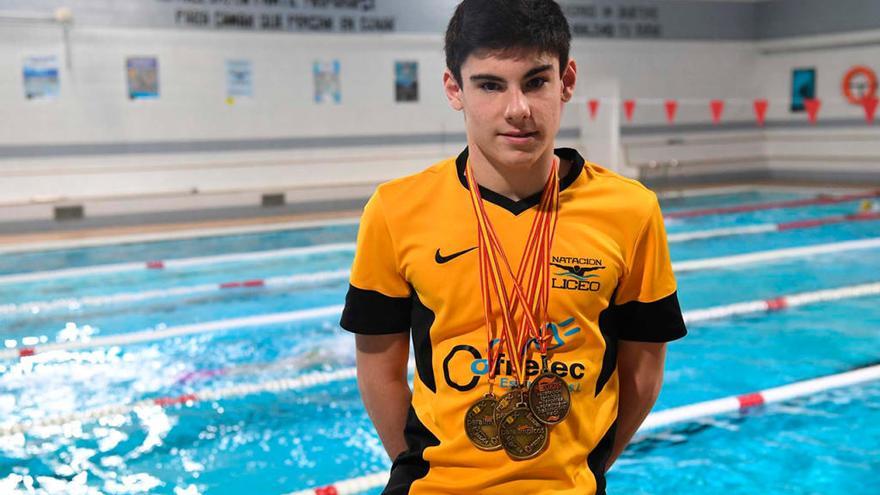 Jacobo posa con las medallas del campeonato // FARO