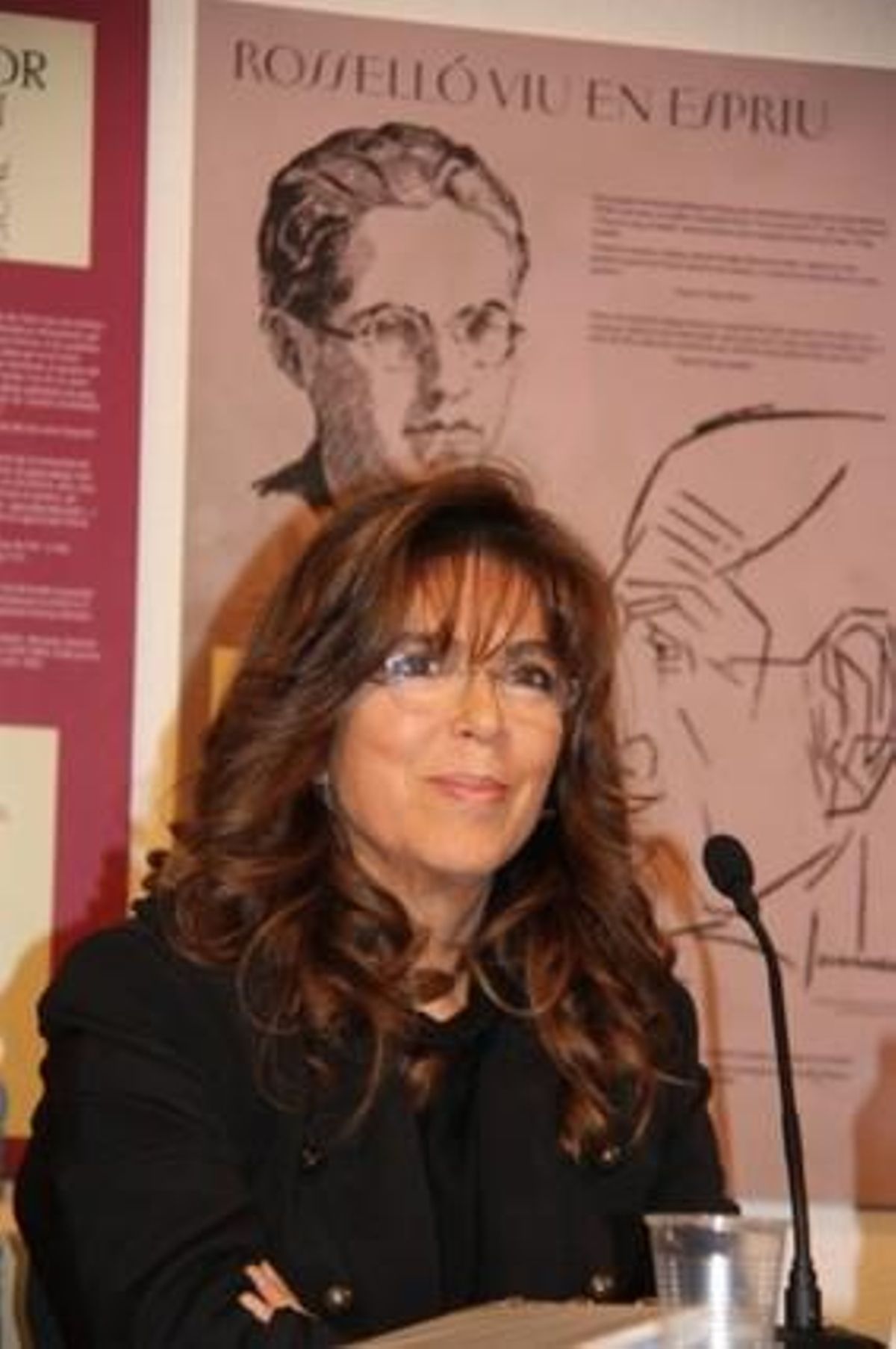 Maria del Mar Bonet amb el retrat del jove poeta Bartomeu Rosselló-Pòrcel, en la presentació del seu últim treball aquest dimarts a l’Hospitalet. Maria del Mar Bonet amb el retrat del jove poeta Bartomeu Rosselló-Pòrcel, en la presentació del seu últim treball aquest dimarts a l’Hospitalet.