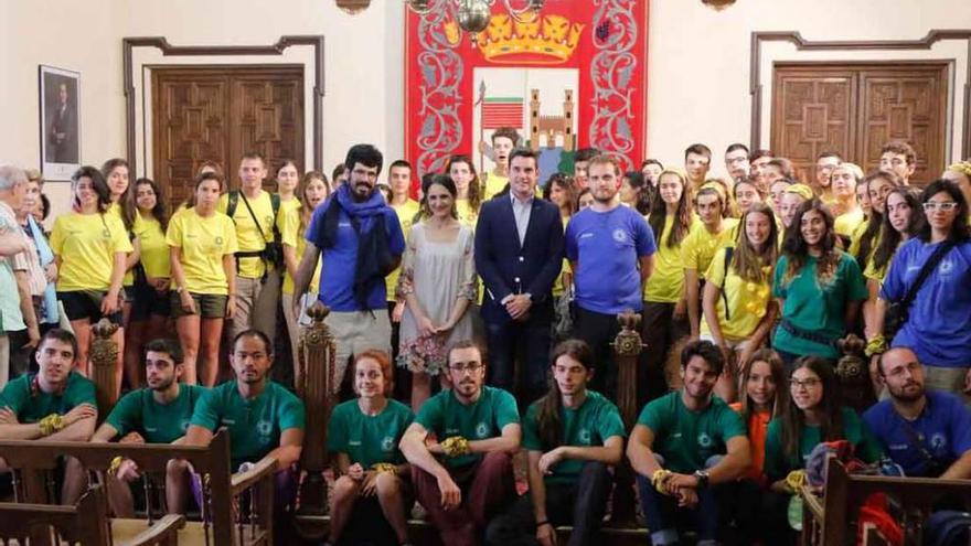 El grupo, junto a las autoridades en el Ayuntamiento.