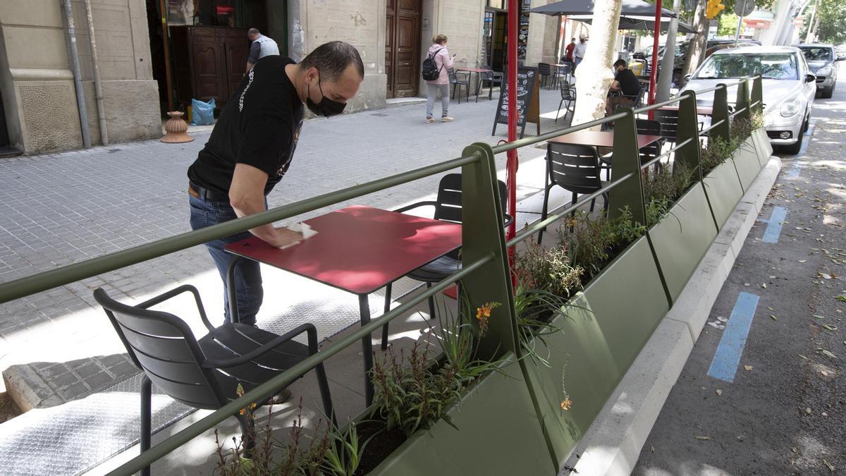 Barcelona 3/06/2021  Nuevas plataformas para las terrazas de Barcelona En la foto terraza modelo Leku-Durbanis en carrer Dos de Maig, 217 Restaurante Gochos  Foto Ferran Nadeu