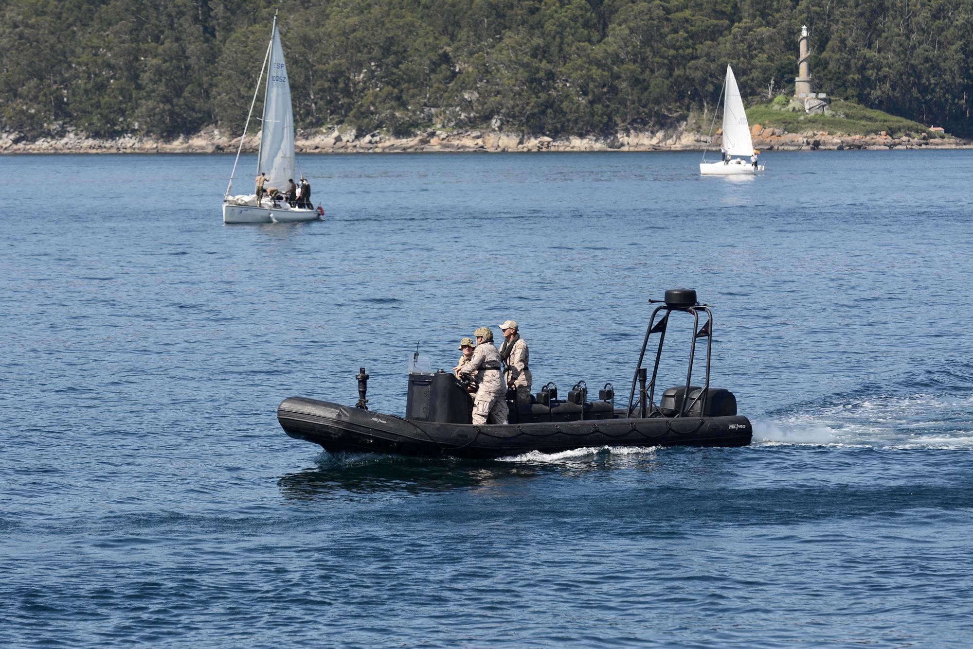 Así de espectacular fue la 'batalla' de la Armada en la Ría de Pontevedra