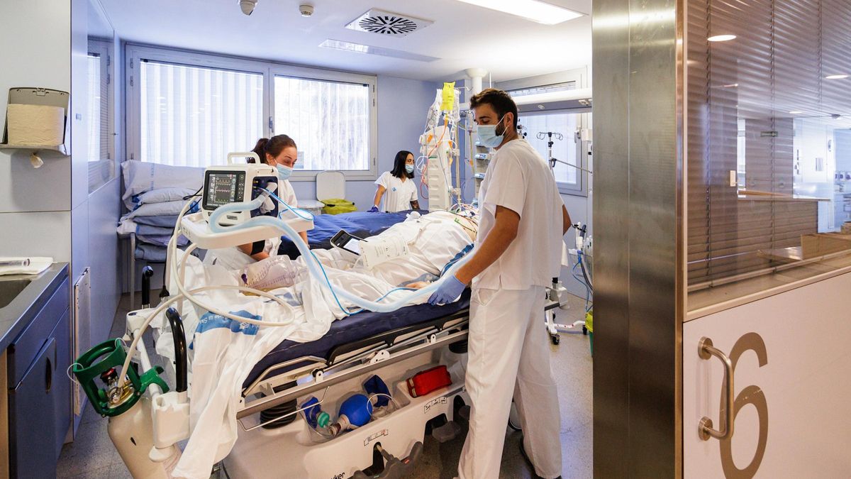 Treballadors de l'hospital Trueta de Girona atenen un pacient crític