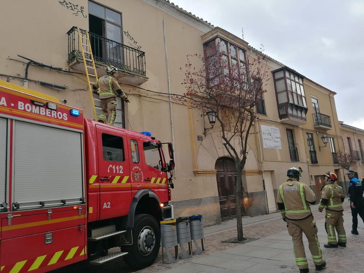 Puerta abierta de una casa abandonada en Rúa de los Francos