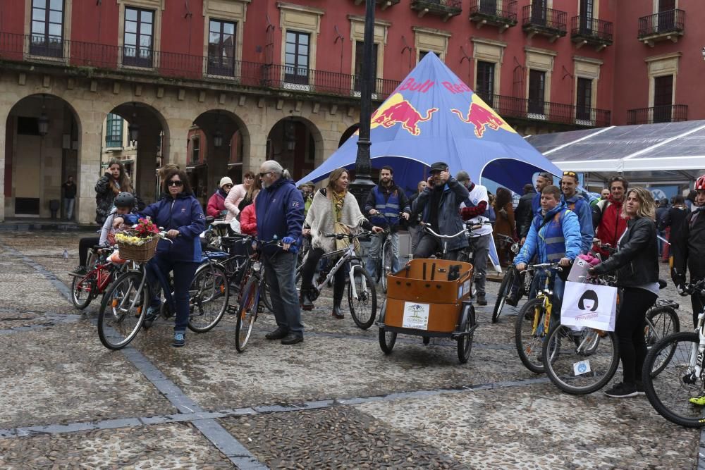 Desfile de moda en la plaza Mayor y posterior salida en bici recorriendo Gijón