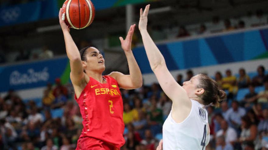 La grancanaria Leticia Romero intenta salvar el intento de tapón de una americana en la final.