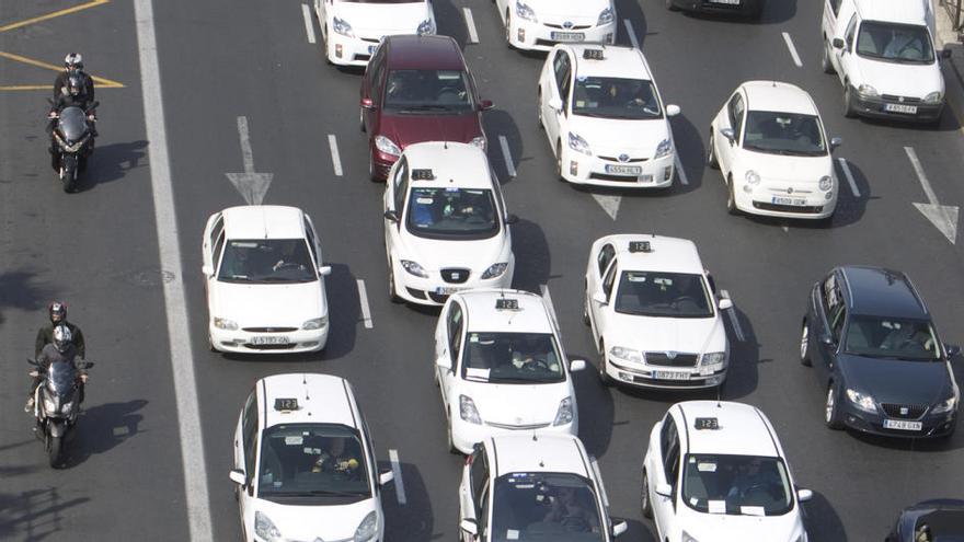 Las licencias de alquiler  de coche con conductor ya triplican el número legal