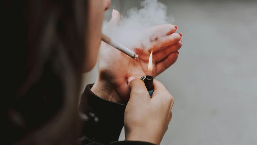 Sanidad prohibirá fumar en vehículos laborales, piscinas, campus y exteriores de salas de ocio