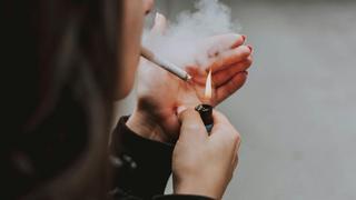 La nueva ley antitabaco prohibirá fumar a los estudiantes aunque sean mayores de edad