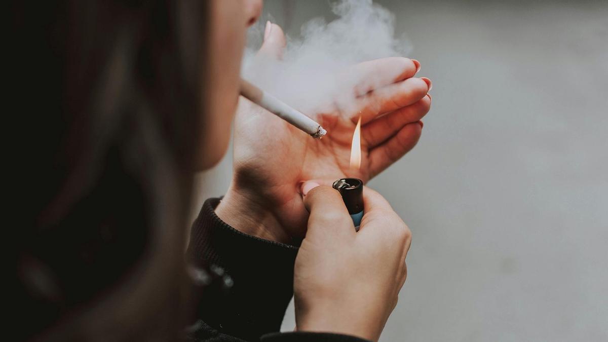 Sanidad prohibirá fumar en vehículos laborales, piscinas, campus y exteriores de salas de ocio