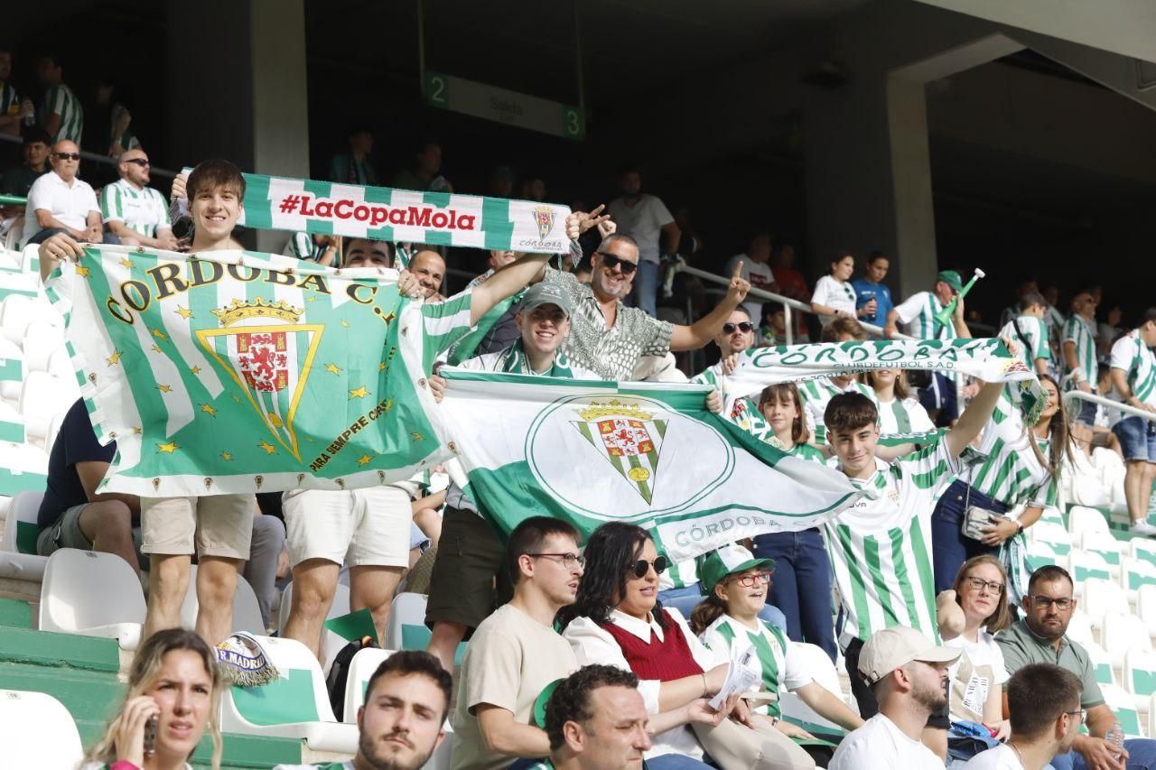 Córdoba CF-Ponferradina | Las imágenes de la afición blanquiverde en el play off de ascenso