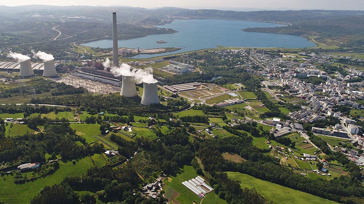 Vista aérea de As Pontes, con la central térmica de Endesa, la de mayor potencia de España, y el lago creado en la antigua mina de carbón. | // FDV