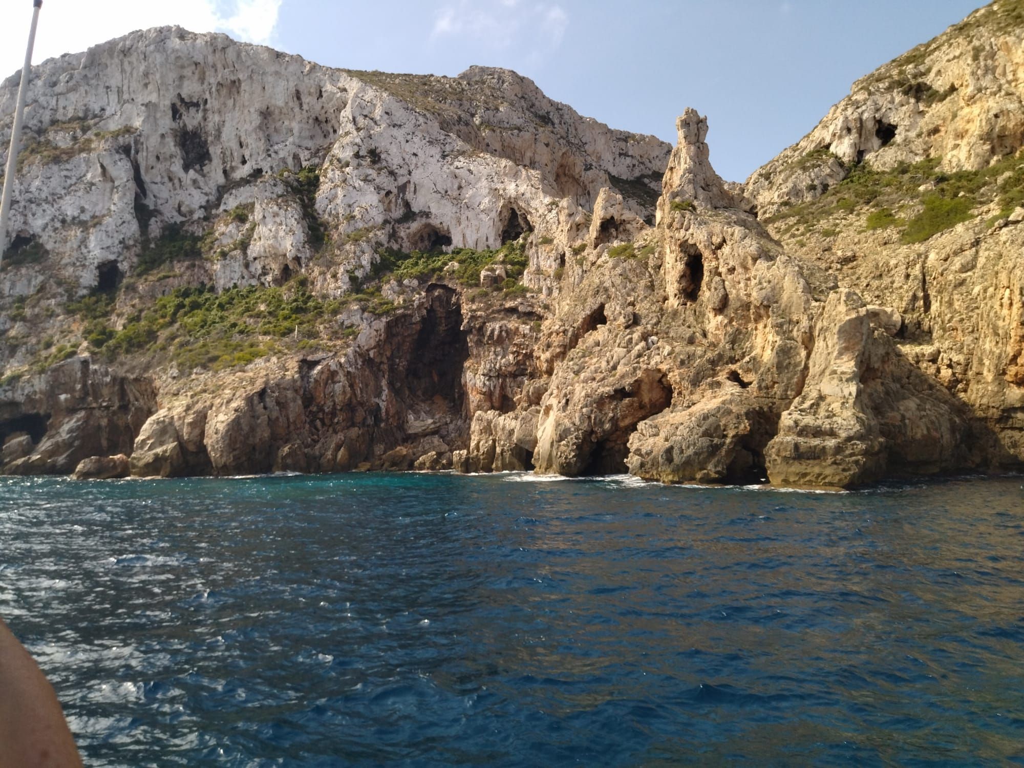 Bella e imponente: así es la costa de acantilados del cabo de Sant Antoni (imágenes)