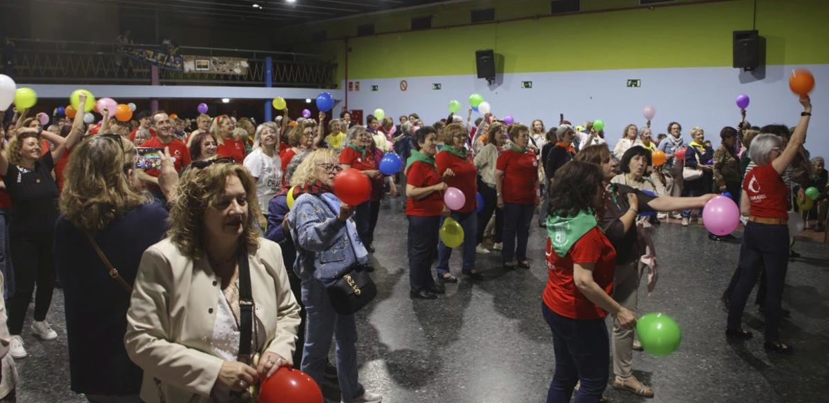 Las Marys organizaron un juego divertido con globos para reforzar la convivencia.  |