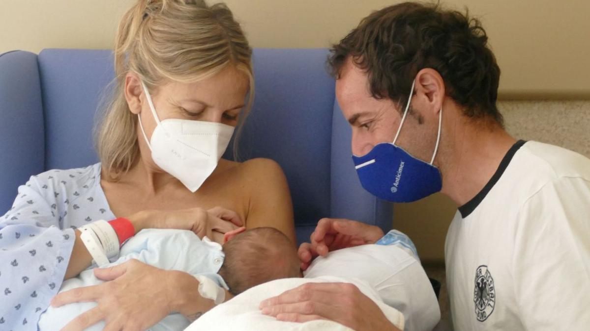 Nacimiento en el hospital San Juan de Dios: Una pareja con su bebé, poco después del parto.