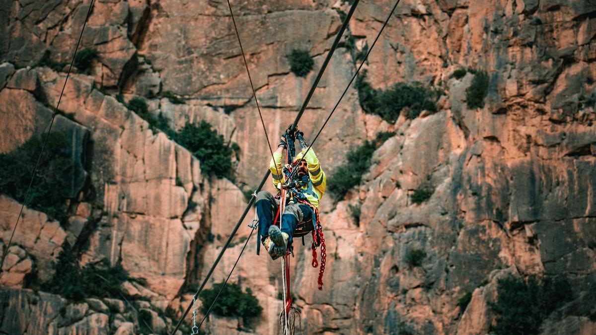 Así se instala el nuevo puente colgante del Caminito del Rey