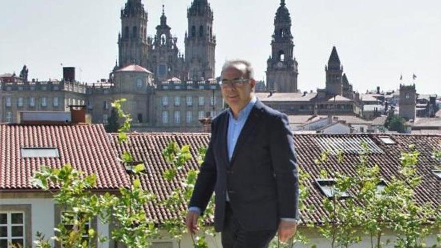 Xosé Sánchez Bugallo durante un paseo por el parque de la Alameda en la reciente campaña de las elecciones municipales / JESÚS PRIETO