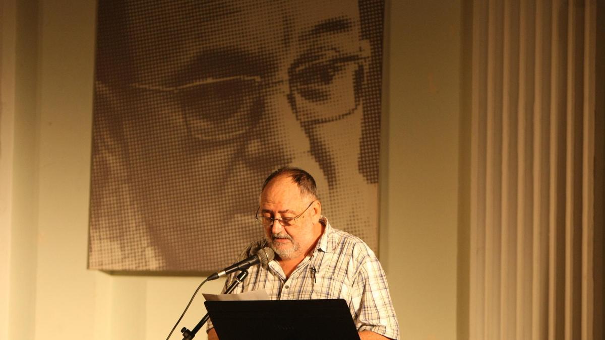 Antonio martínez en el tributo al poeta Vicent Andrés Estellés en el 2013