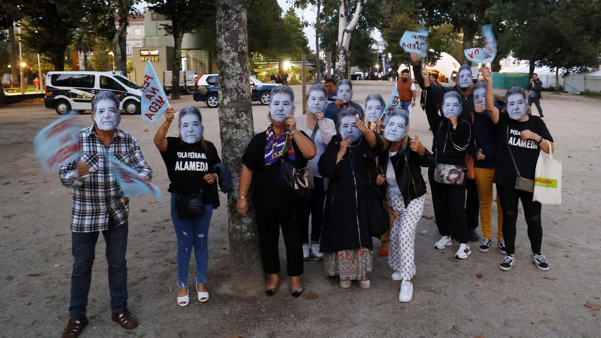 Vendeddores del mercadillo de Pontevedra en una protesta en la Alameda con caretas del alcalde.