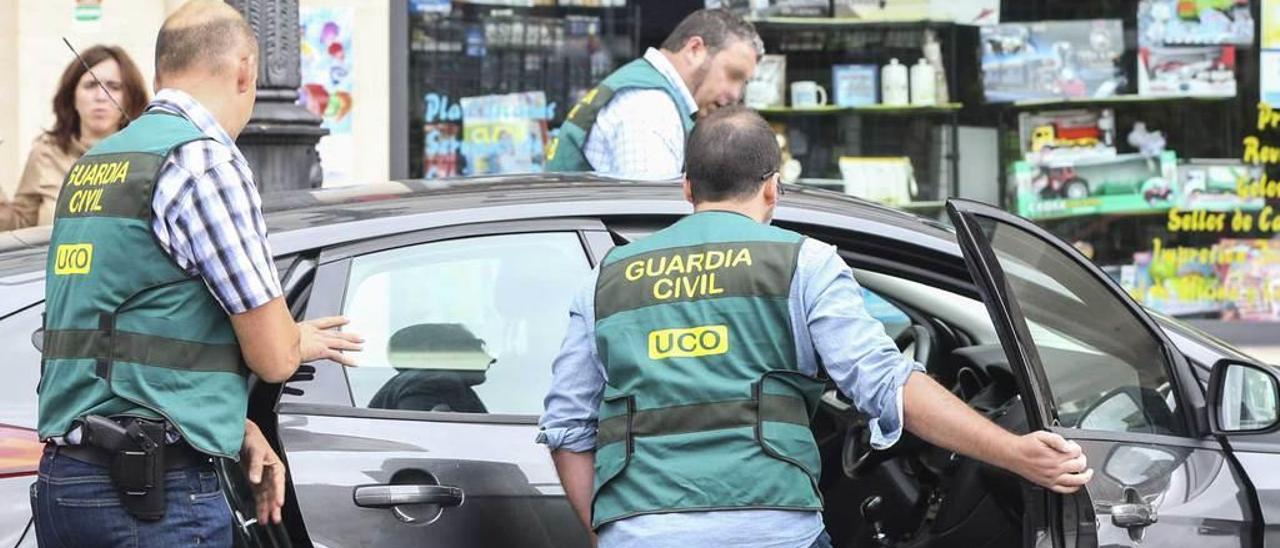 Agentes de la UCO al finalizar uno de los registros del 30 de mayo de 2017.