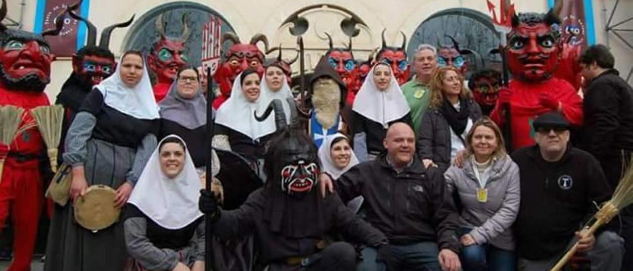 El grupo de cantadoras de sa Pobla junto a los &#039;dimonis&#039; en una imagen tomada hace unos años.