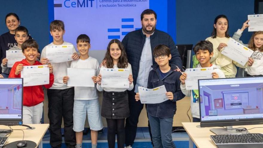 El edil Ricardo Cheda posa con el alumnado del campamento. | LOC
