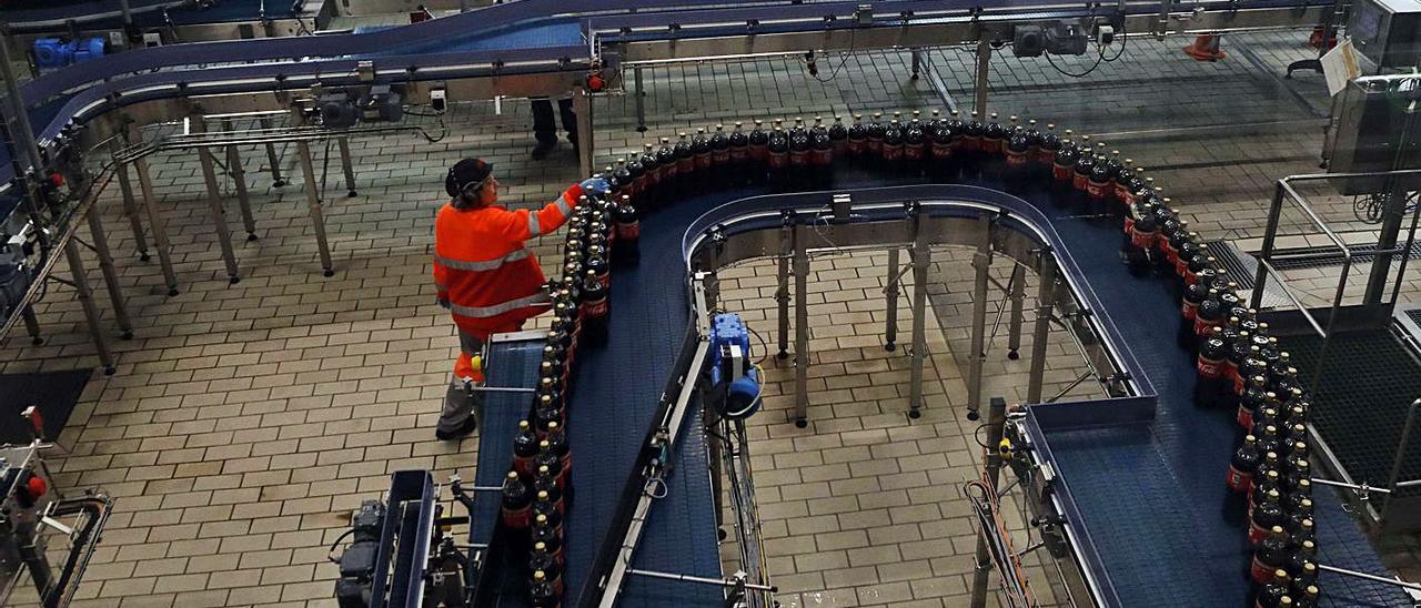 Un empleado de la fábrica de Coca Cola en Quart de Poblet, antes de la pandemia. | M. A. MONTESINOS