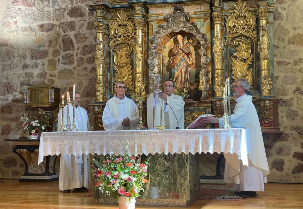 Monfarracinos recibe a su nuevo párroco, Fernando Toribio